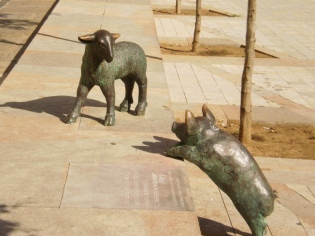 Oveja y cerdo en escultura, Olot, Girona
