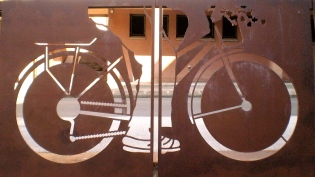 Bicicleta representada en perfil metálico, Olot, Girona